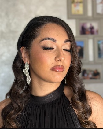 Look cerimonia con accessori luminosi
